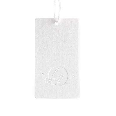 Логотип печатая карту бумаги ярлыка одежды висит бирки со строкой хлопка